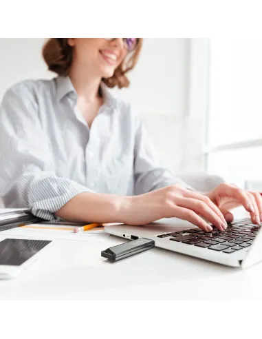 ADATA UE800 unidad flash USB 1 TB USB Tipo C 3.2 Gen 2 (3.1 Gen 2) Plata